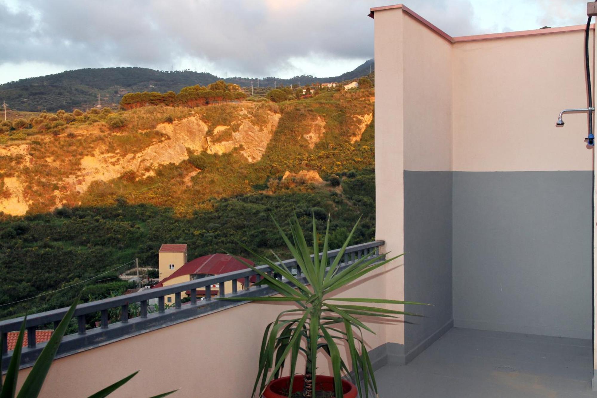 Attico Vista Mare Con Terrazza E Spa Riscaldata Santo Stefano di Camastra Exterior foto